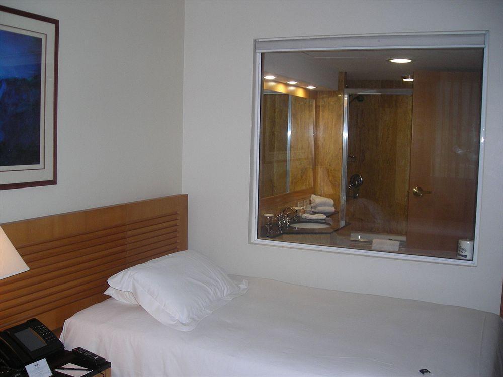 Eurobuilding Hotel & Suites Caracas Eksteriør billede A room with a see-through shower