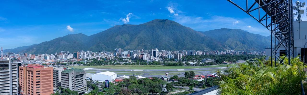 Eurobuilding Hotel & Suites Caracas Eksteriør billede View of the airport runway