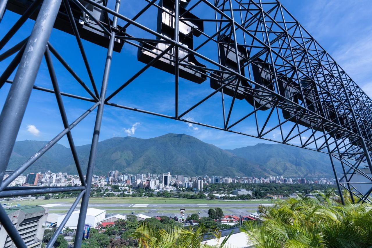 Eurobuilding Hotel & Suites Caracas Eksteriør billede View of the city from the cable car
