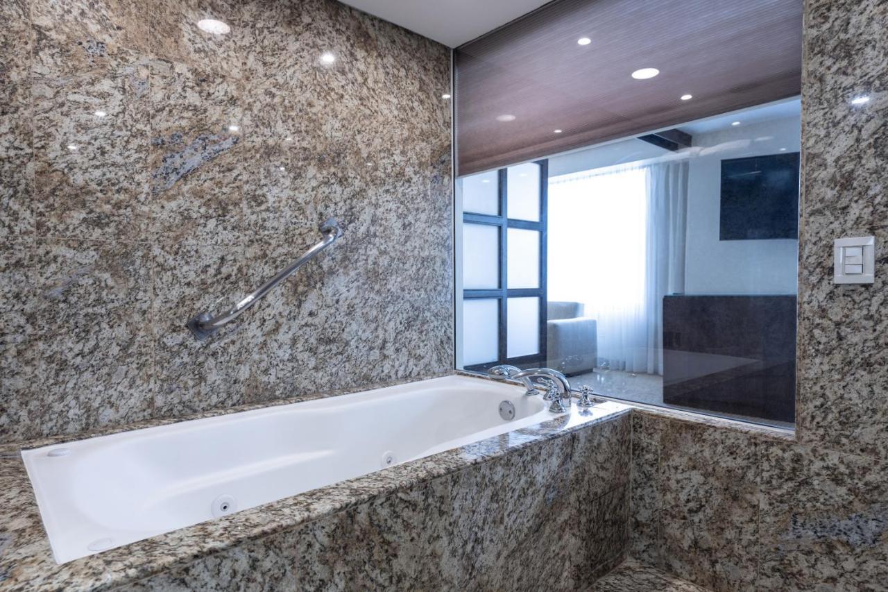Eurobuilding Hotel & Suites Caracas Eksteriør billede Granite bathroom