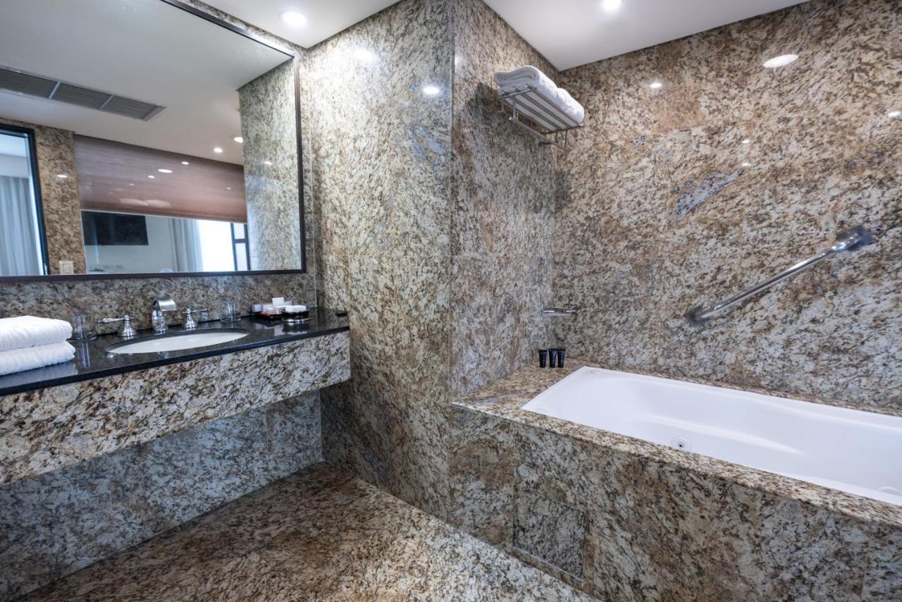 Eurobuilding Hotel & Suites Caracas Eksteriør billede Granite bathroom