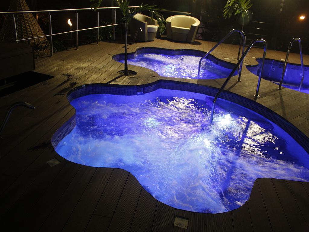 Eurobuilding Hotel & Suites Caracas Eksteriør billede A rooftop pool at night