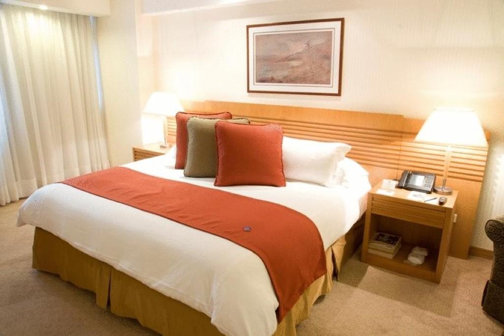 Eurobuilding Hotel & Suites Caracas Eksteriør billede A bed with a bed runner