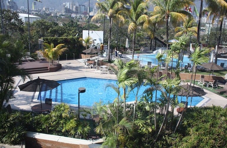 Eurobuilding Hotel & Suites Caracas Eksteriør billede The pool at the InterContinental Hotel