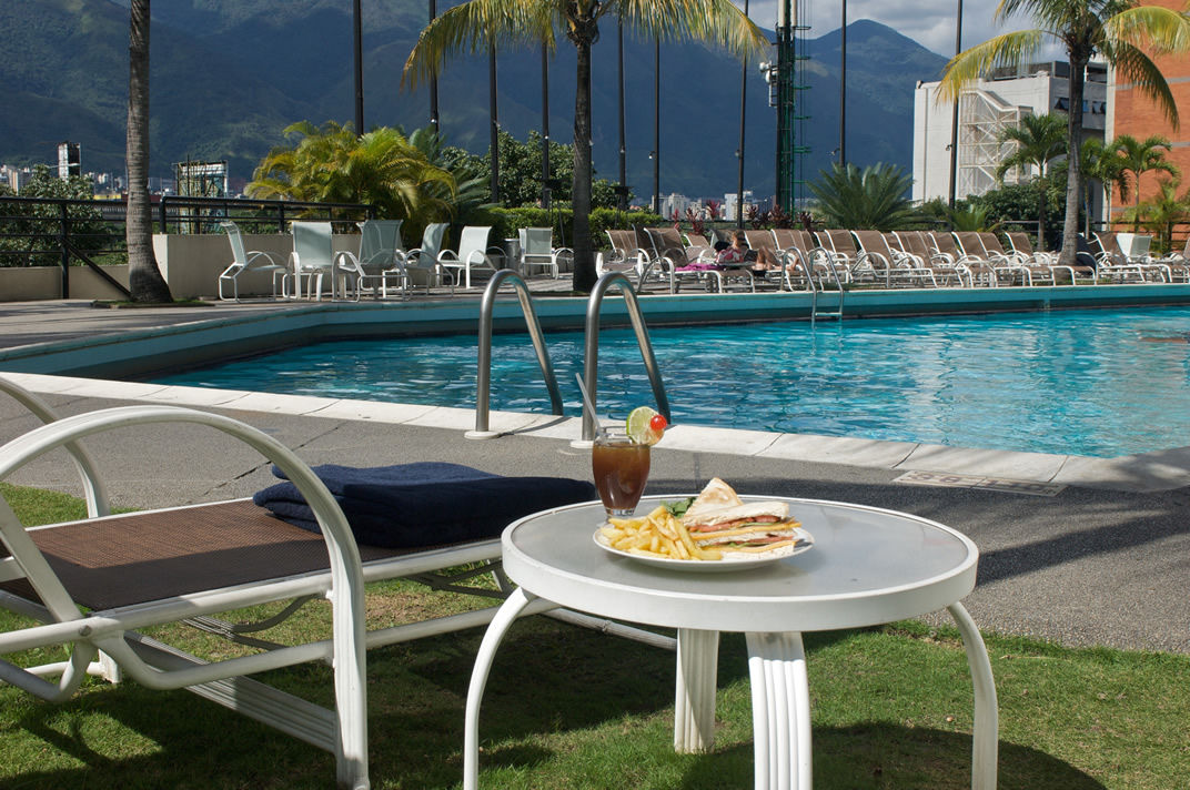 Eurobuilding Hotel & Suites Caracas Eksteriør billede Hotel's pool